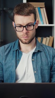 İnsan gündüzleri evden masasında çalışırken görevlere odaklanır..