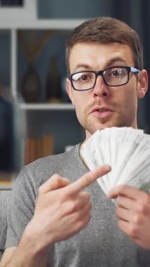 Bu adam video bloglarıyla para kazanma ipuçlarını paylaşıyor..