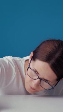 Bir kadın masayı spreyle temizler..