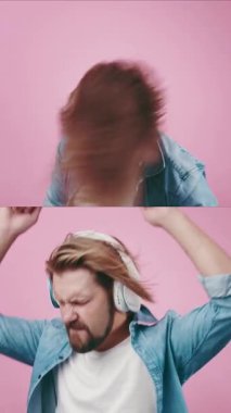 Pembe arka planda müzik dinleyen bir adam kot pantolon içinde dans eder. Çift ekran
