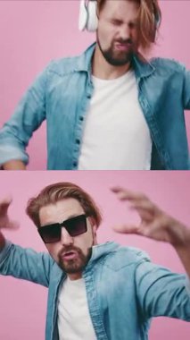 Kot pantolon ve kulaklık takan bir adam pembe bir arka planda neşeyle dans eder. Çift ekran