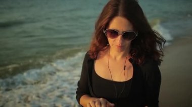 Kadın kullanır Tablet Pc deniz kenarında