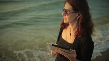 Kadın kullanır Tablet Pc deniz kenarında