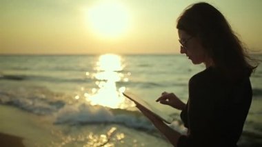 Kadın kullanır Tablet Pc deniz kenarında