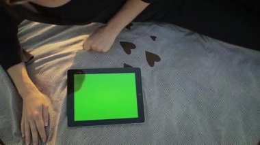 kadın tablet pc yeşil ekran deniz kenarında kullanır.
