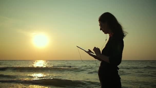 해변에서 여자를 사용 하 여 Tablet Pc — 비디오