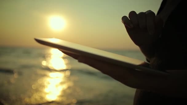 Mujer utiliza Tablet PC en la playa — Vídeos de Stock