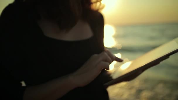 Mujer utiliza Tablet PC en la playa — Vídeos de Stock