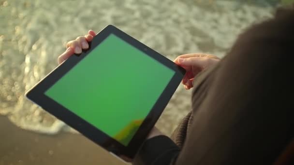 Frau nutzt Tablet-PC am Meer — Stockvideo