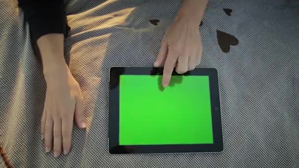 Mujer utiliza Tablet PC en la playa — Vídeo de stock