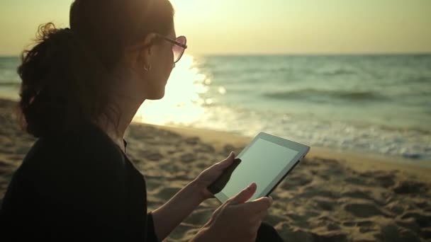 Mujer utiliza Tablet PC en la playa — Vídeos de Stock