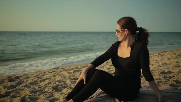 Žena používá Tablet Pc u moře — Stock video