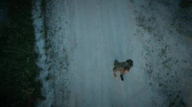 Bazı asker kumlu yollarda yürümek