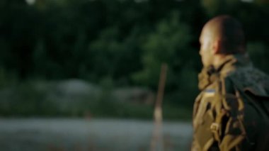 Bazı asker kumlu yollarda yürümek