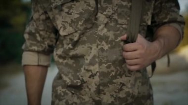 Bazı asker kumlu yollarda yürümek