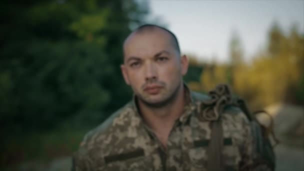 Певний військовий ходить піщаною дорогою — стокове відео