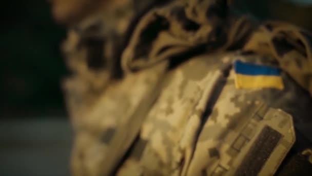 Některé vojenské muž chodit po písčité cestě — Stock video