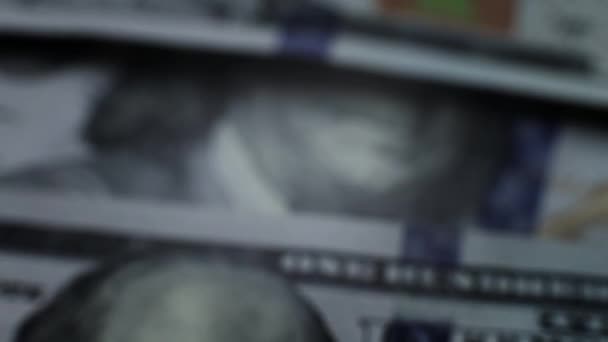 Слайд-макро снимок 100 долларов — стоковое видео