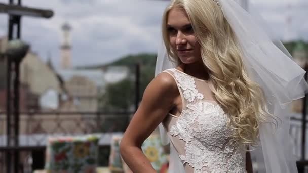 Bella sposa sulla passeggiata — Video Stock