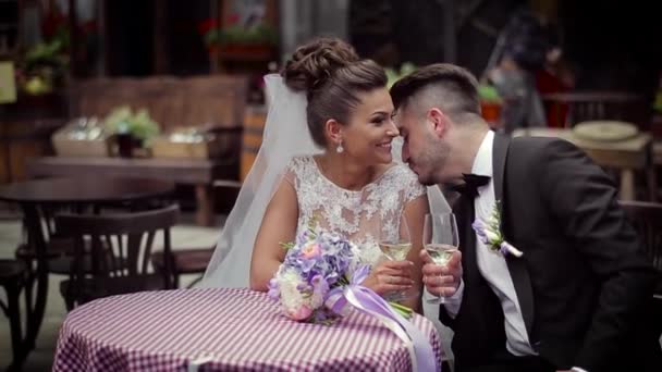 Boda pareja encantadora — Vídeo de stock