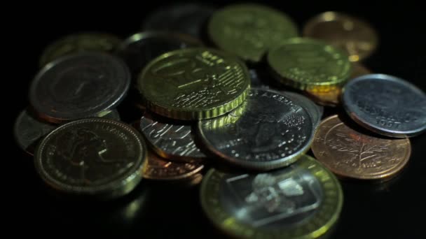 Monedas sobre fondo negro — Vídeo de stock