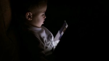 tablet pc karanlıkta tarama çocuk