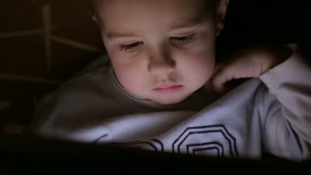 소년 어둠 속에서 태블릿 pc를 탐색 — 비디오