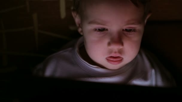 소년 어둠 속에서 태블릿 pc를 탐색 — 비디오