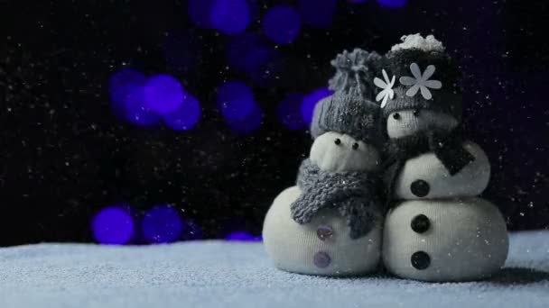 Snowmans paar in de sneeuw nacht — Stockvideo