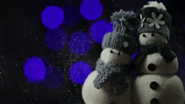 Snowmans paar in de sneeuw nacht — Stockvideo