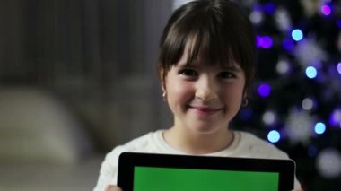 Kız tutun tablet pc ile yeşil ekran