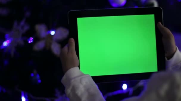 Girl hold a tablet pc with green screen — Stock Video