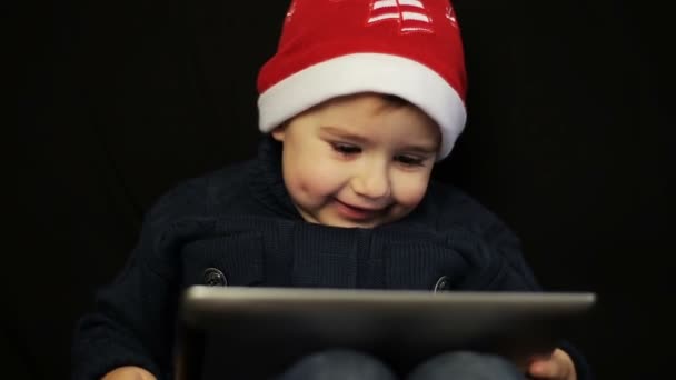 Pequeño niño se divierten sosteniendo una tableta PC — Vídeos de Stock