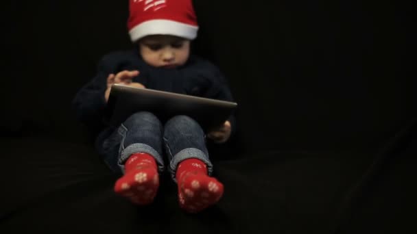 小男孩玩得开心，抱着一台 tablet pc — 图库视频影像
