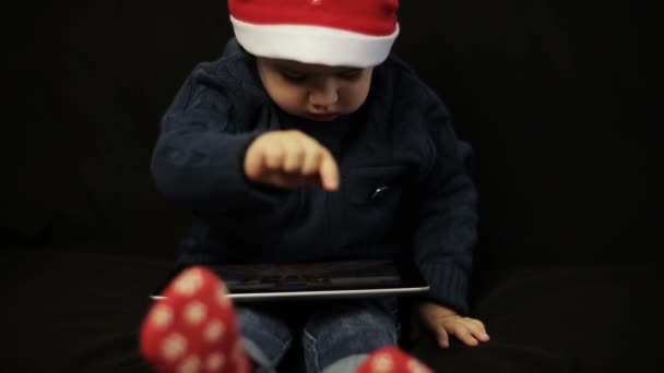 Маленький хлопчик весело тримає планшетний ПК — стокове відео