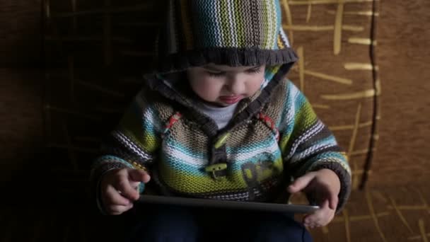 Niño en la campana navegar tableta pc — Vídeo de stock