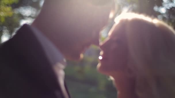 Bruiloft bruid en bruidegom lopen — Stockvideo