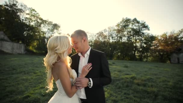 Esküvő menyasszony és a vőlegény séta — Stock videók