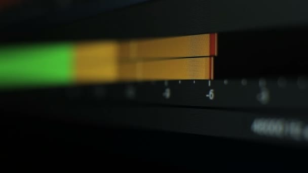 Monitor de forma de onda de audio macro shot — Vídeos de Stock