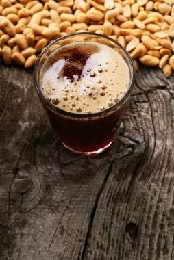 bira fıstık için snack ile koyu köpüklü bira cam