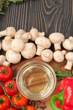 Mantar, baharat ve yağ ile sebze karışımı