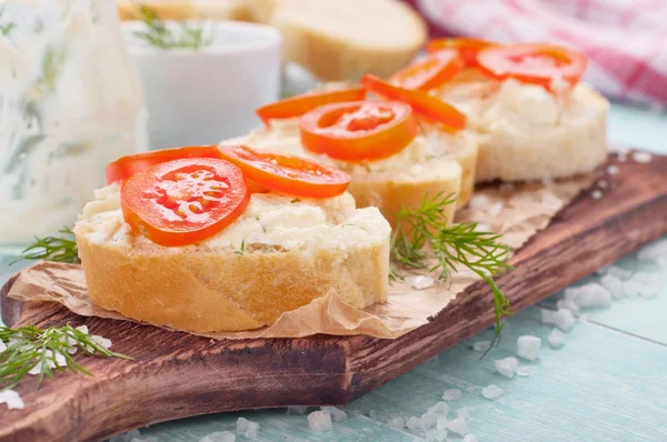 Вкусный сэндвич с козьим сыром и помидорами черри — стоковое фото