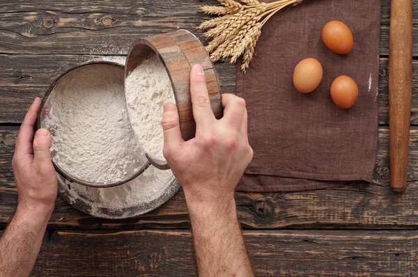 Bakker SIFT de bloem om brood te maken — Stockfoto