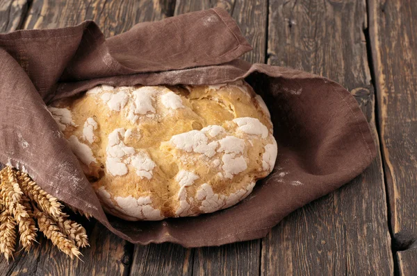 自制新鲜面包包裹在织物 — 图库照片