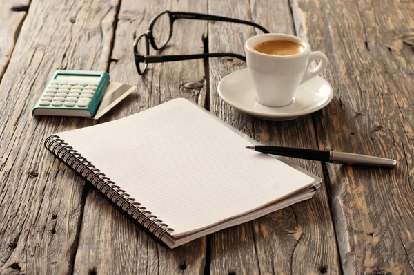 Notebook z pióra, kalkulator z karty kredytowej i kawy — Zdjęcie stockowe