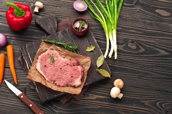 Raw juicy piece of meat with vegetables — Stock Photo, Image
