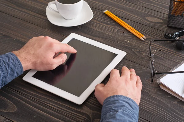 Zakenman werkt met een tablet computer op kantoor — Stockfoto