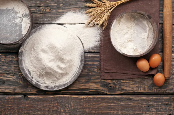 Manciata di farina con uova, spighe di grano, mattarello — Foto Stock