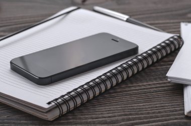 işyerinde siyah akıllı telefon