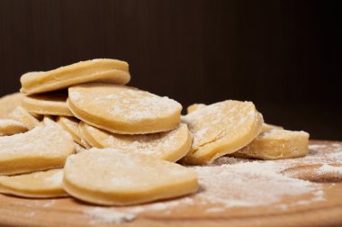 ahşap bir tahta üzerinde ham ev yapımı kurabiye